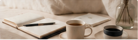 Carnet, tasse et notes de travail sur une table