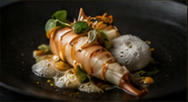 Langoustine rôtie dressée sur assiette noire