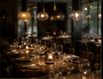 Salle de restaurant aux lumières dorées
