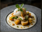 Plat gastronomique sur assiette claire