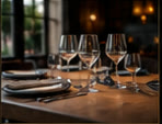 Table dressée avec verres à vin